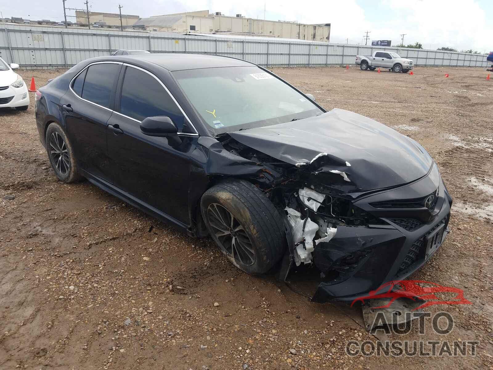 TOYOTA CAMRY 2018 - 4T1B11HK8JU588141