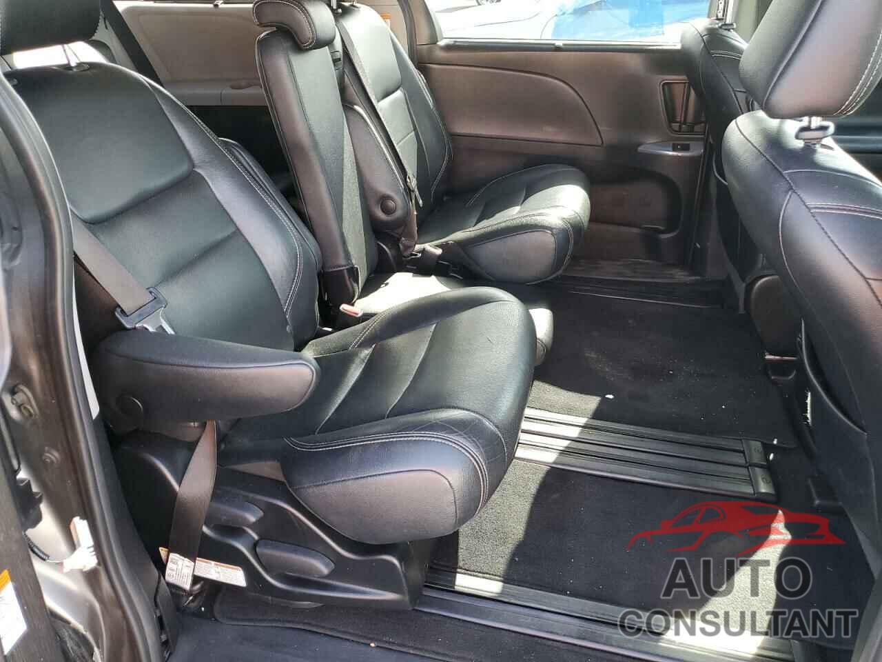 TOYOTA SIENNA 2019 - 5TDXZ3DC8KS019227