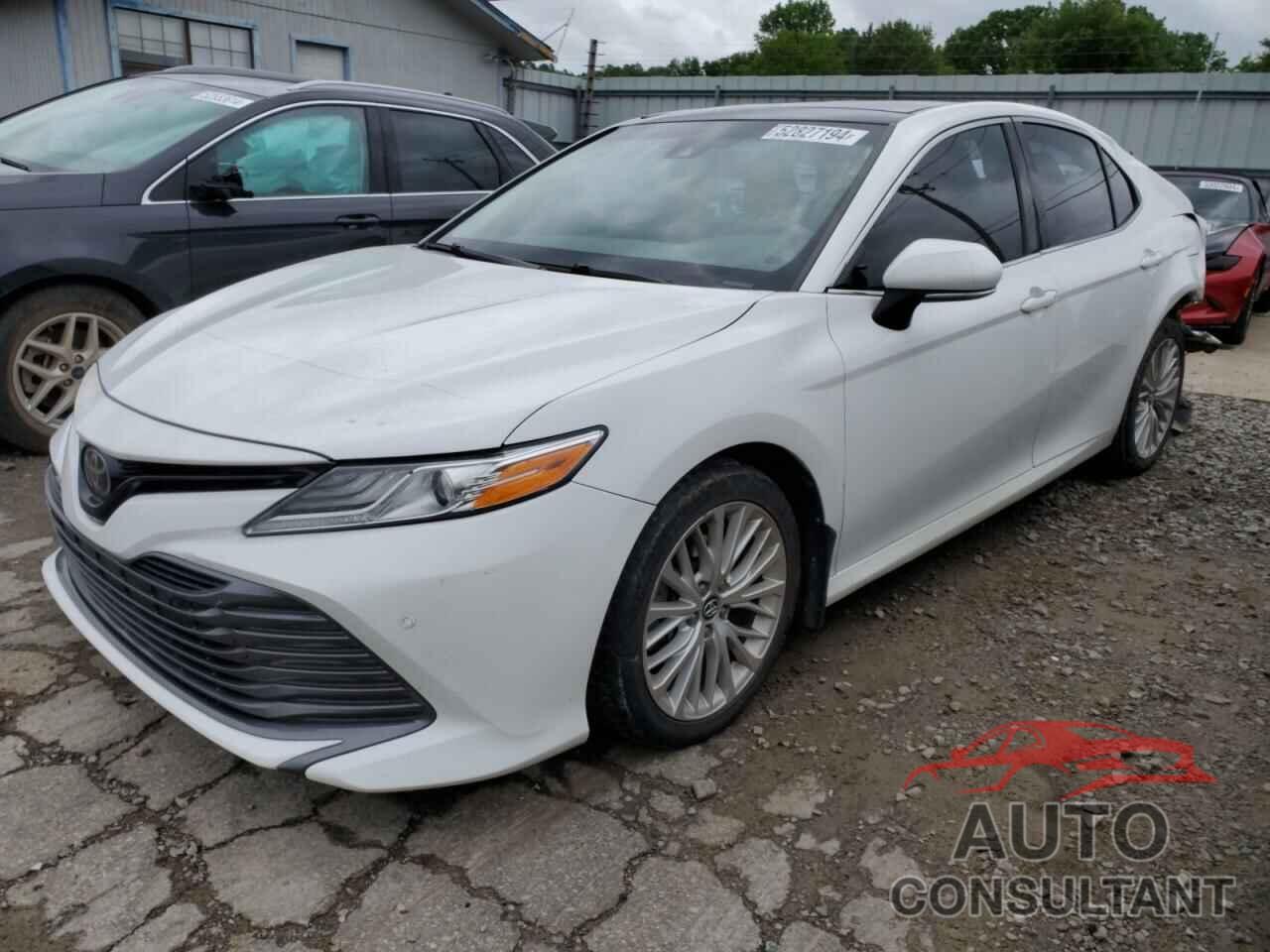 TOYOTA CAMRY 2018 - 4T1B11HK5JU017660