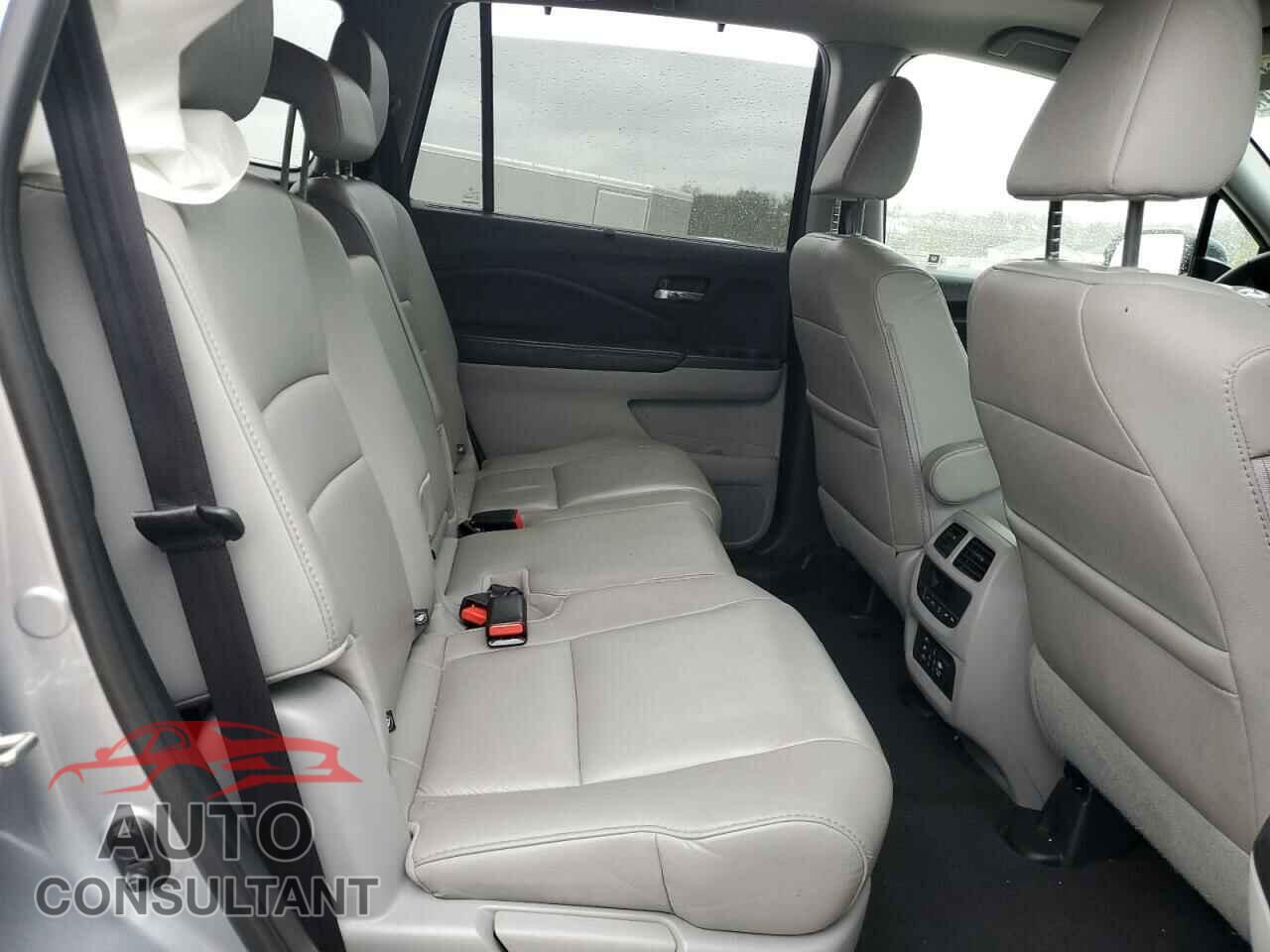 HONDA PILOT 2017 - 5FNYF6H99HB021210