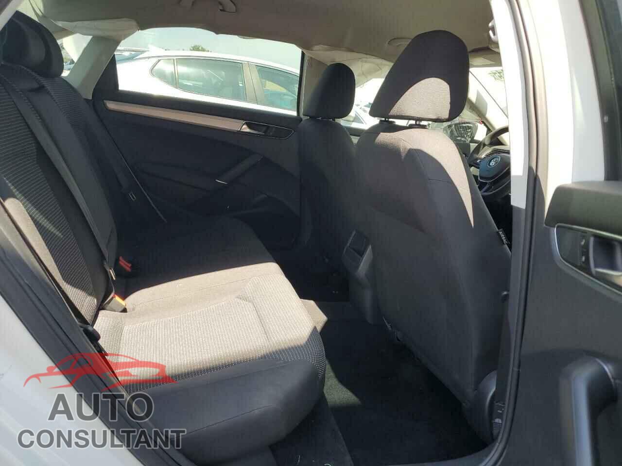 VOLKSWAGEN PASSAT 2017 - 1VWAT7A32HC052041