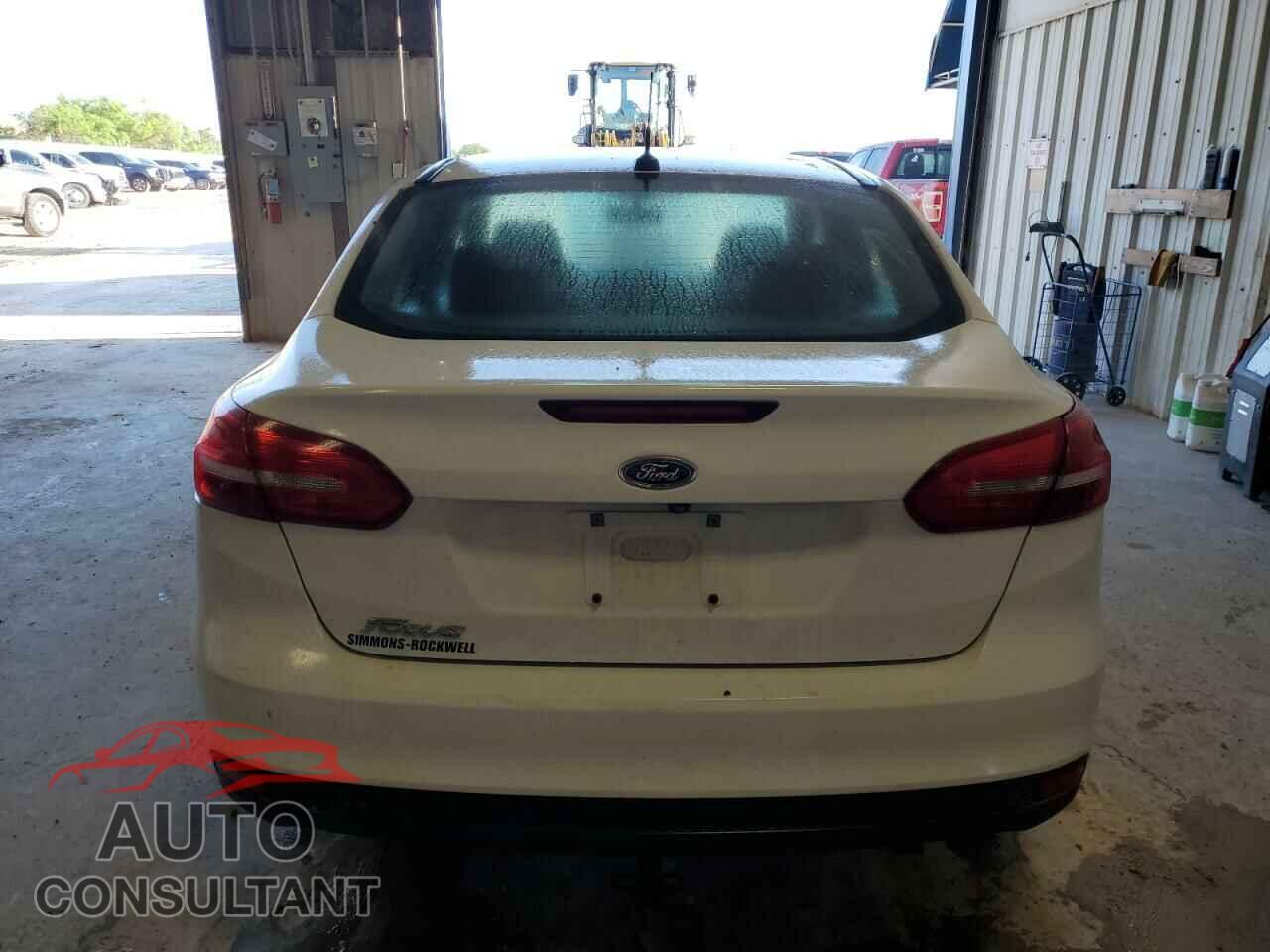 FORD FOCUS 2017 - 1FADP3E24HL207628
