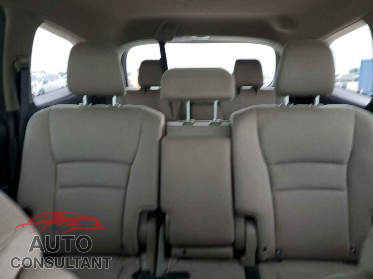 HONDA PILOT 2017 - 5FNYF5H33HB018731
