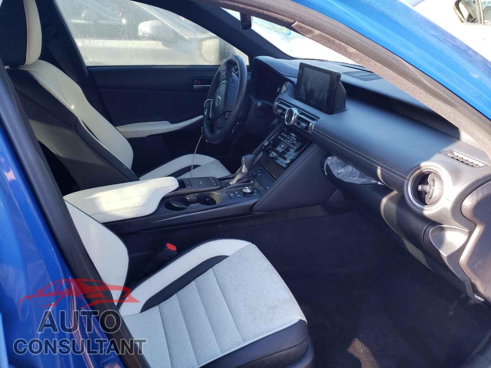 LEXUS IS 2021 - JTHGZ1E25M5019171