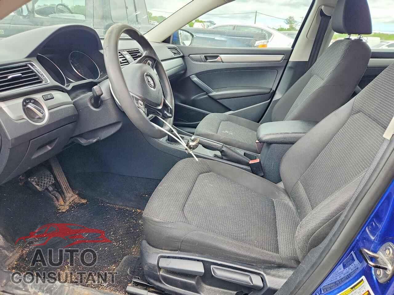 VOLKSWAGEN PASSAT 2017 - 1VWAT7A31HC080963