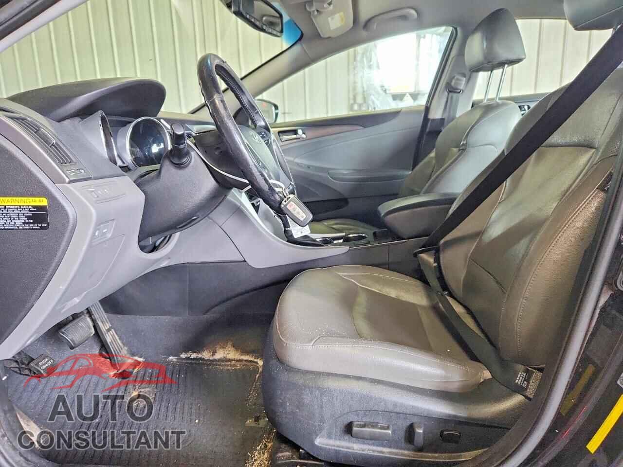 HYUNDAI SONATA 2013 - KMHEC4A48DA081170
