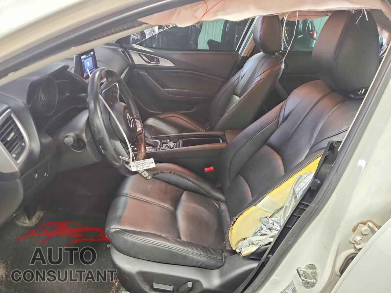 MAZDA 3 2018 - 3MZBN1V33JM233482