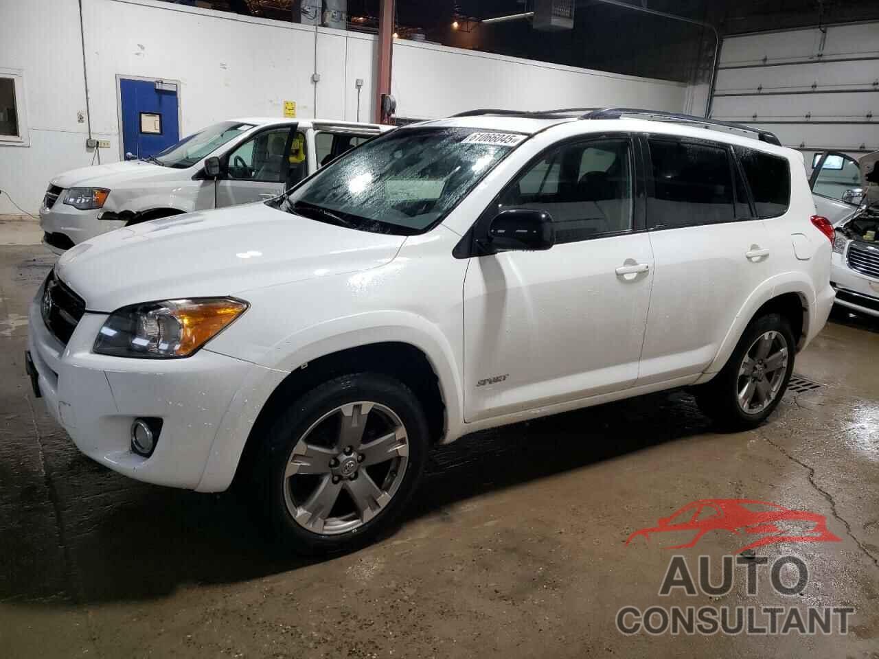 TOYOTA RAV4 2011 - JTMRF4DV4B5049422