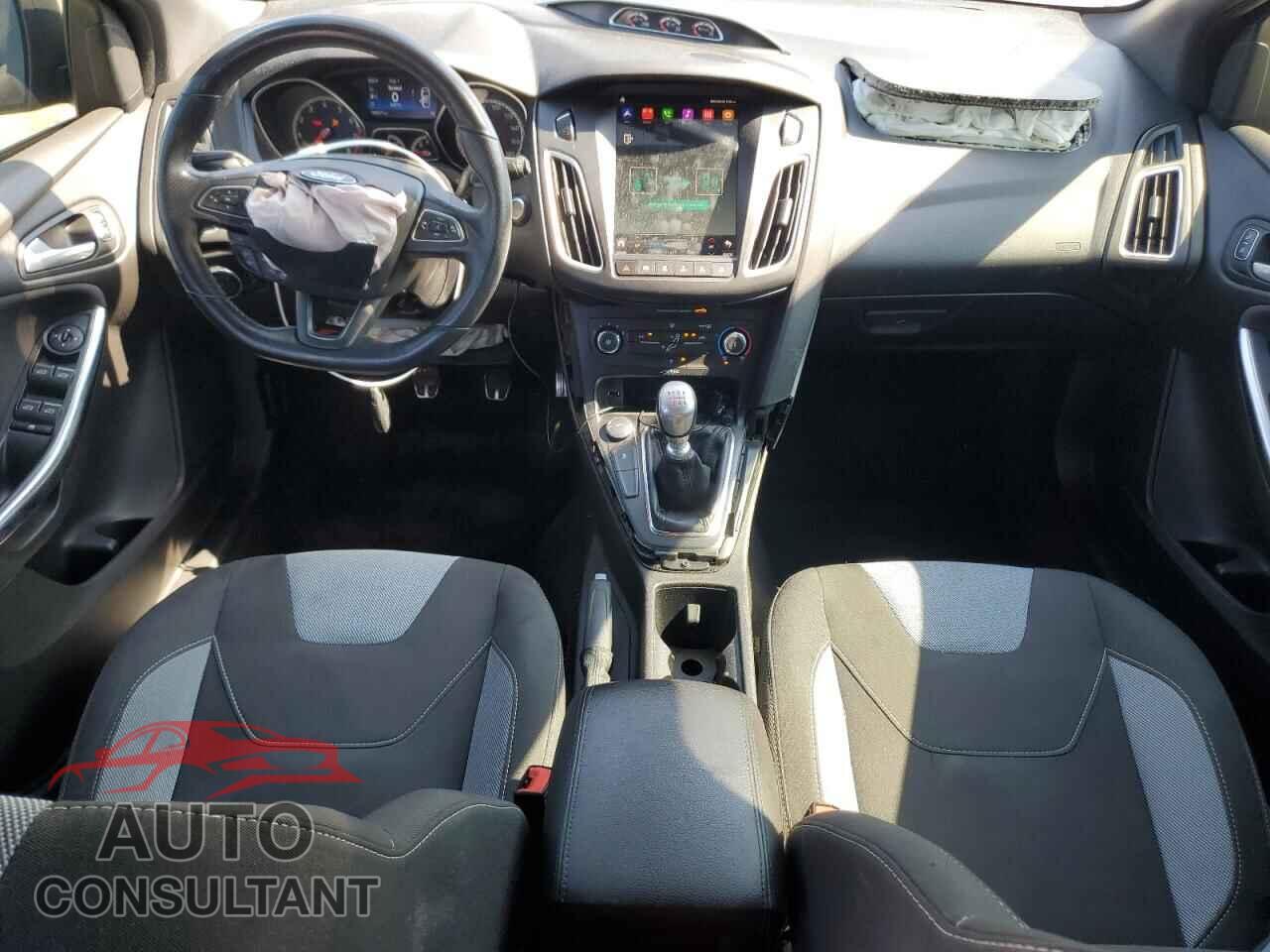 FORD FOCUS 2017 - 1FADP3L95HL262301