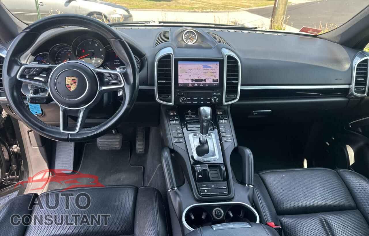PORSCHE CAYENNE 2017 - WP1AA2A21HKA80419