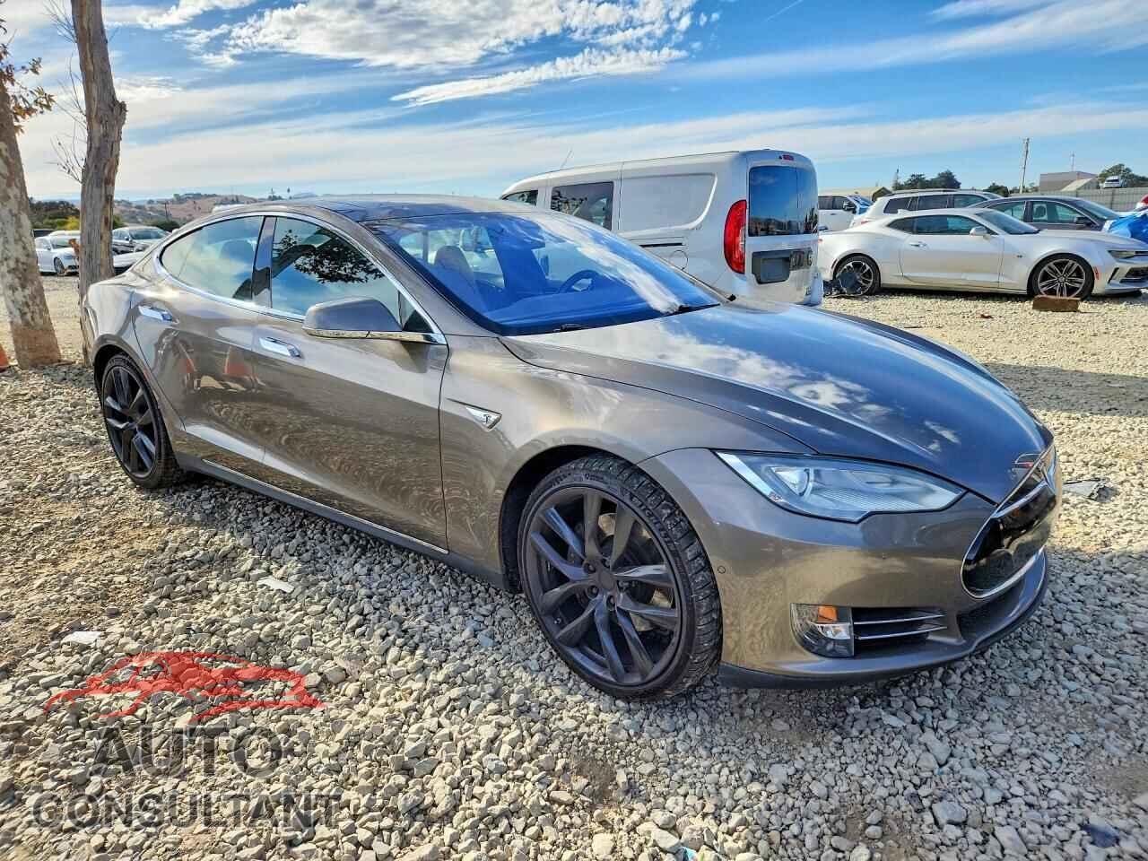 TESLA MODEL S 2015 - 5YJSA1H22FF090084