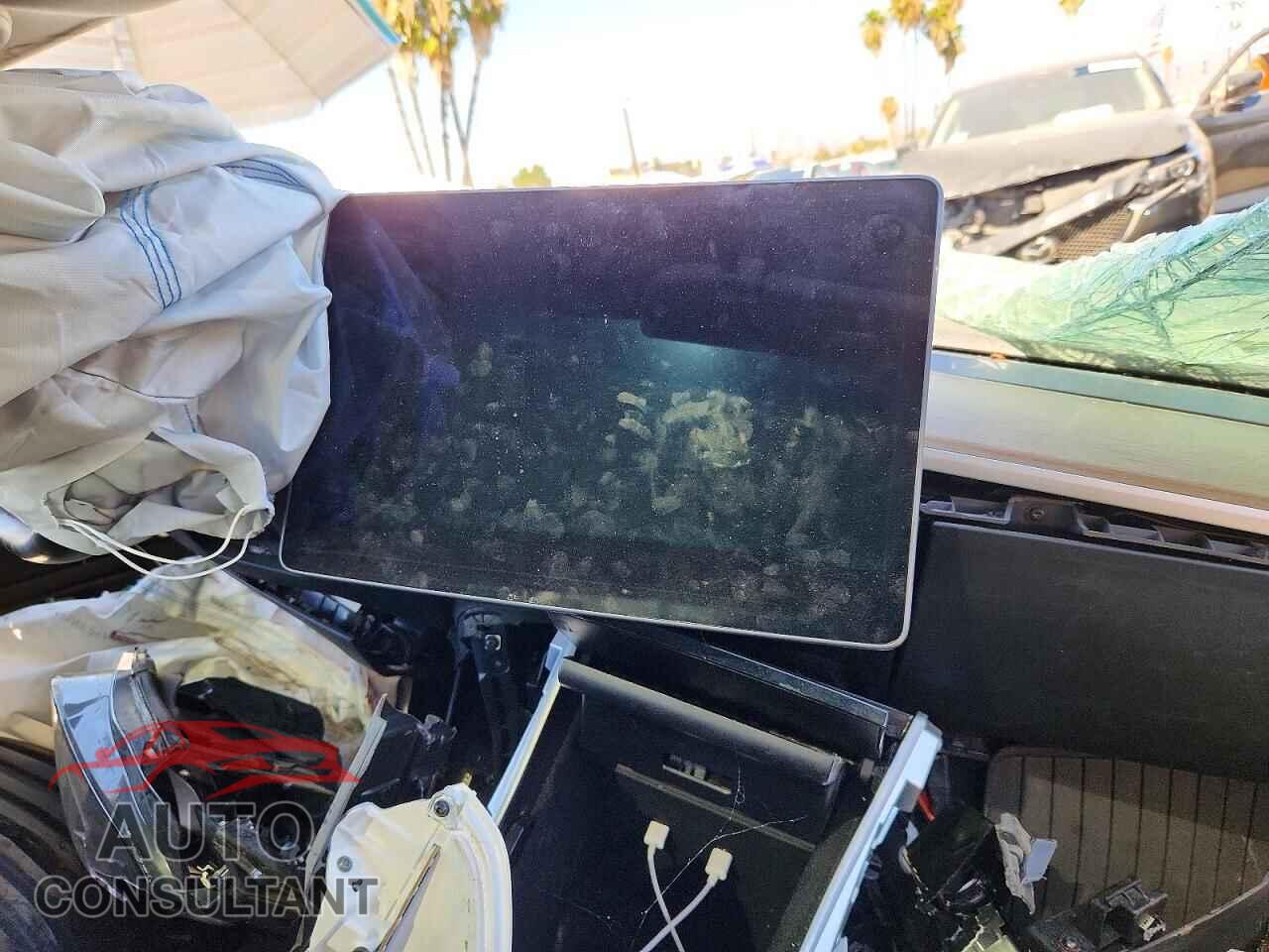 TESLA MODEL 3 2018 - 5YJ3E1EB2JF120657
