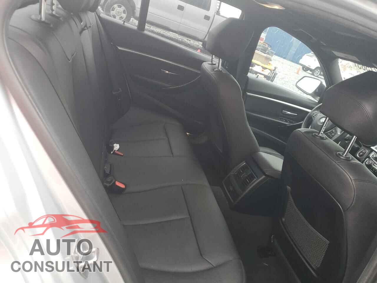 BMW 3 SERIES 2018 - WBA8B9C56JEE80784