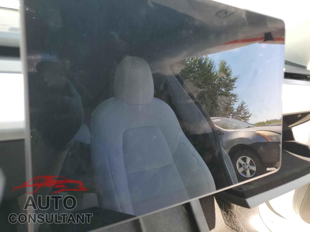 TESLA MODEL Y 2021 - 5YJYGDEEXMF240383