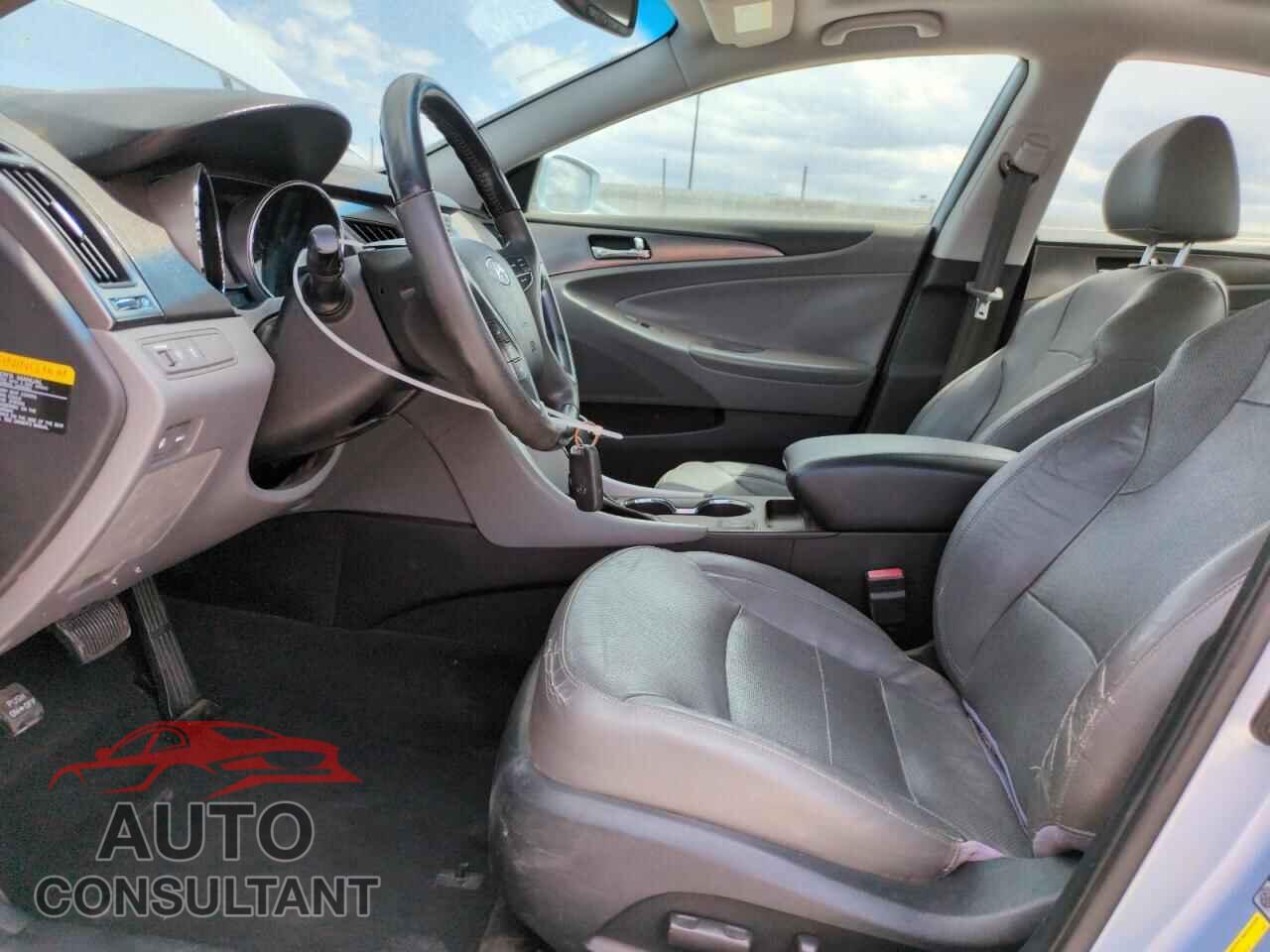 HYUNDAI SONATA 2012 - KMHEC4A41CA040247