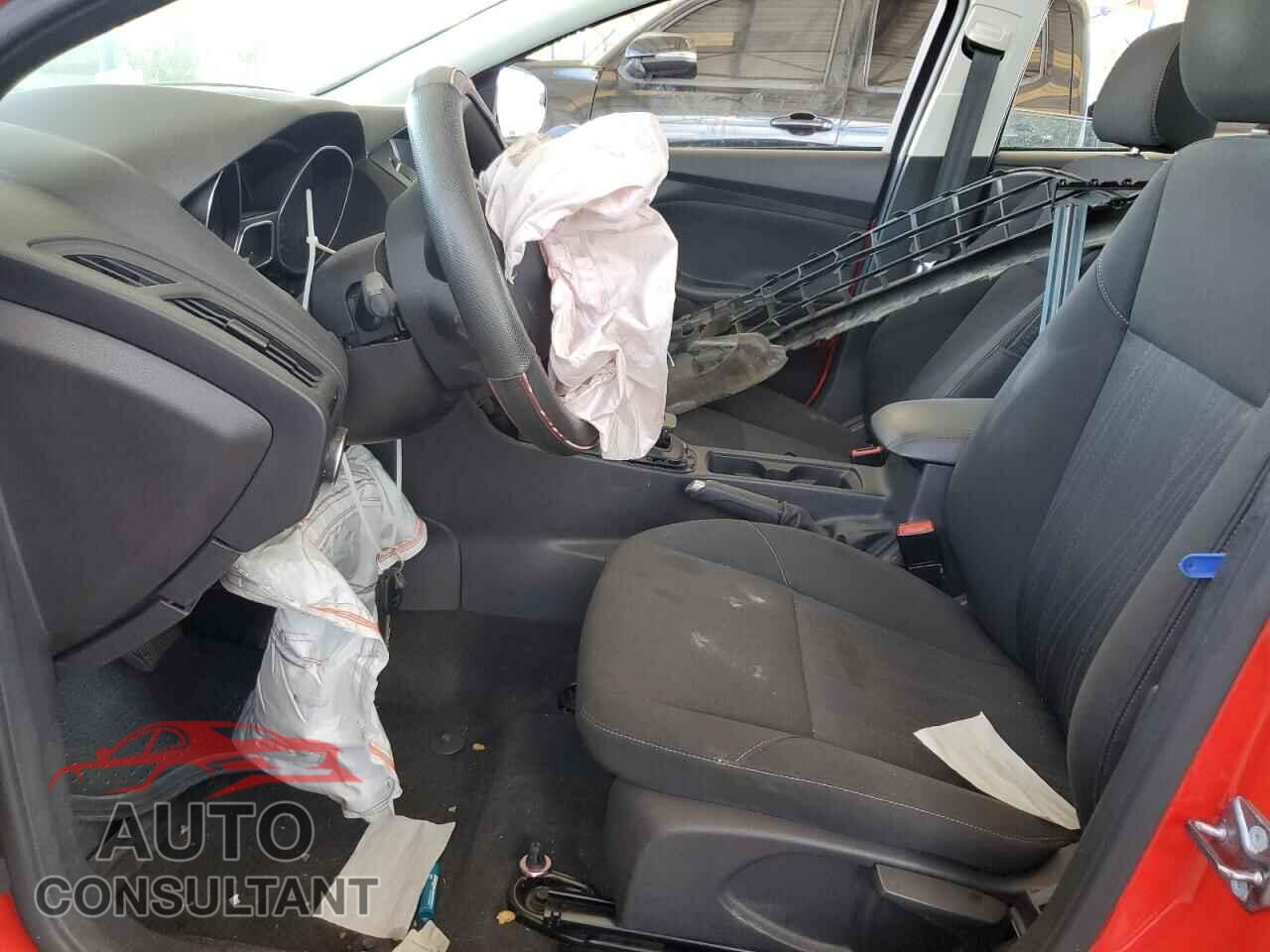 FORD FOCUS 2015 - 1FADP3F2XFL242525