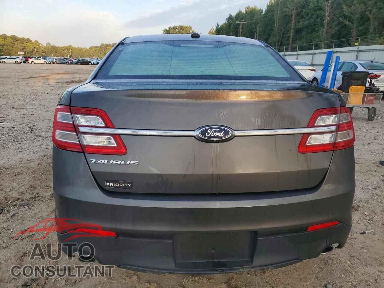 FORD TAURUS 2018 - 1FAHP2D82JG141256