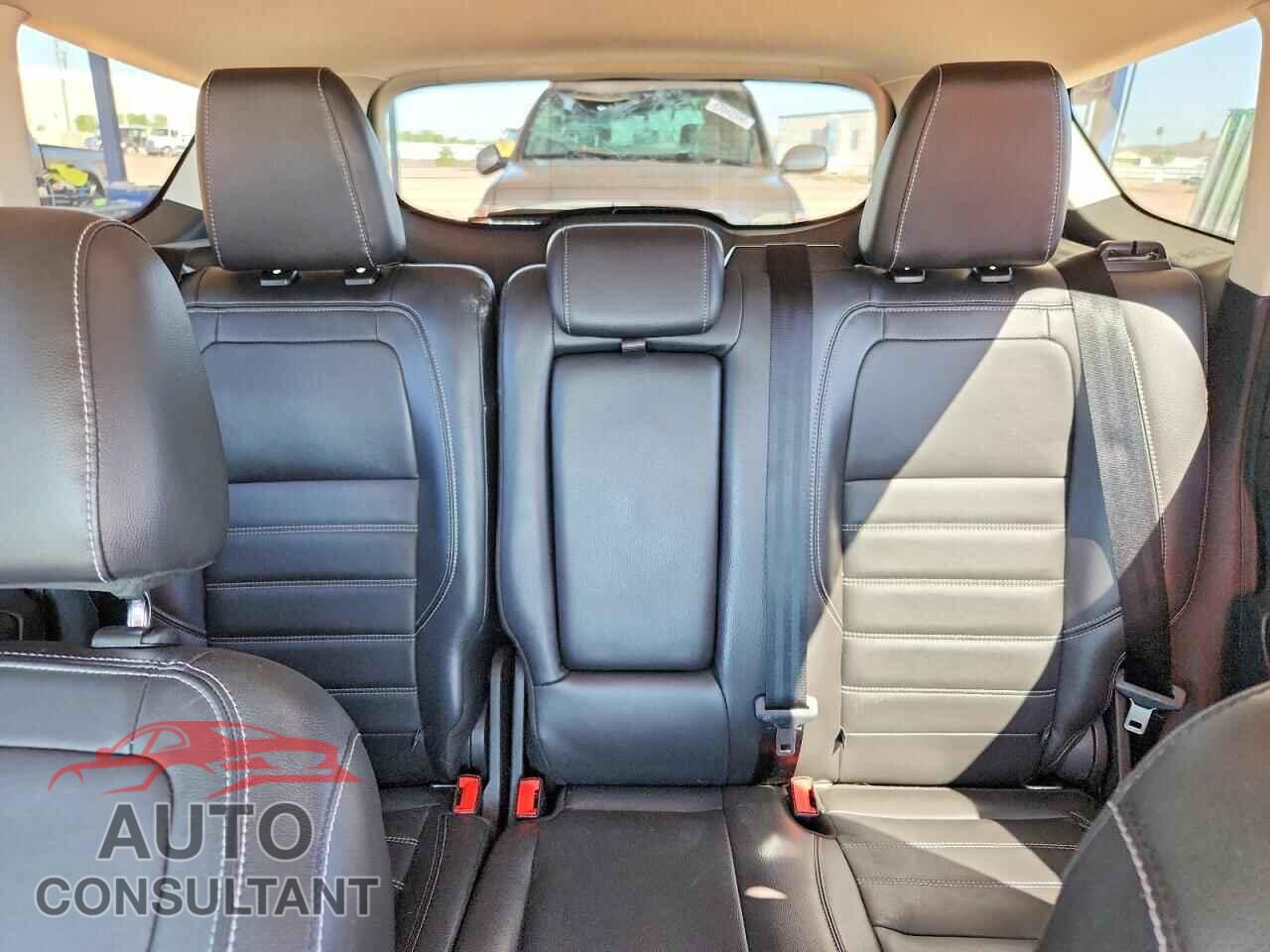 FORD ESCAPE 2017 - 1FMCU0J96HUC02162