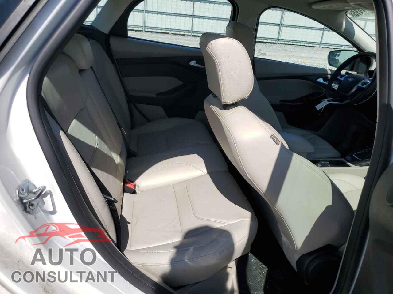 FORD FOCUS 2017 - 1FADP3R40HL261827