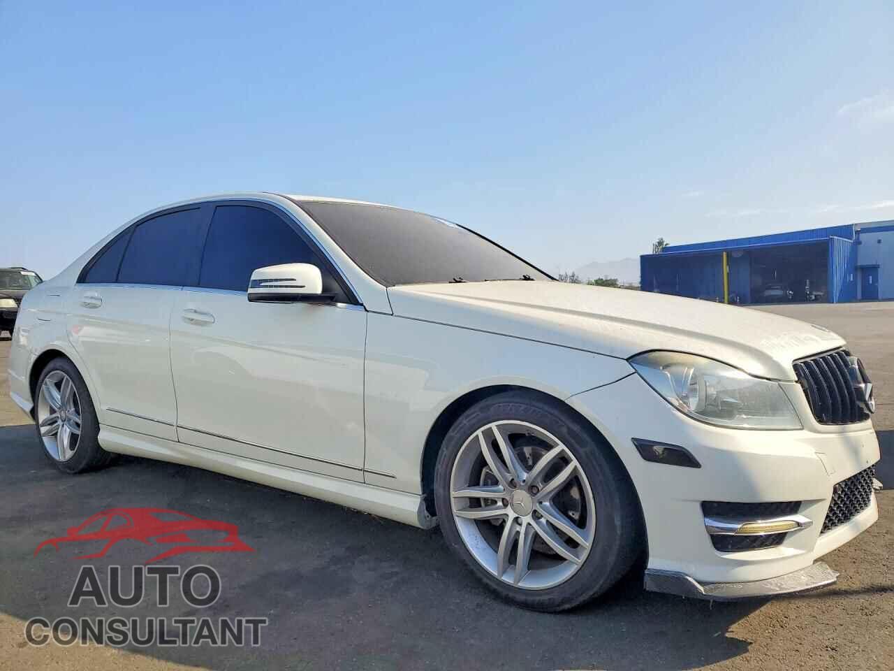 MERCEDES-BENZ C-CLASS 2012 - WDDGF4HB2CR232342
