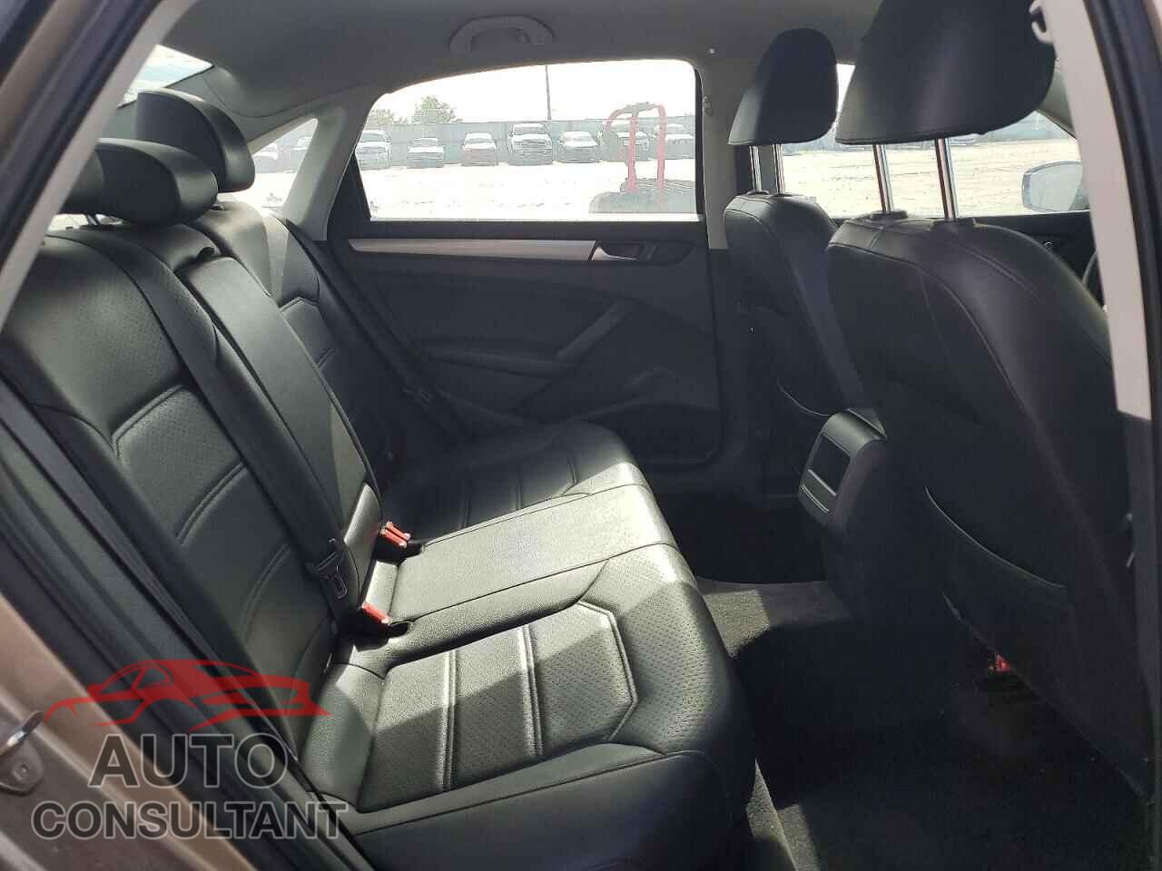 VOLKSWAGEN PASSAT 2015 - 1VWAT7A38FC046855