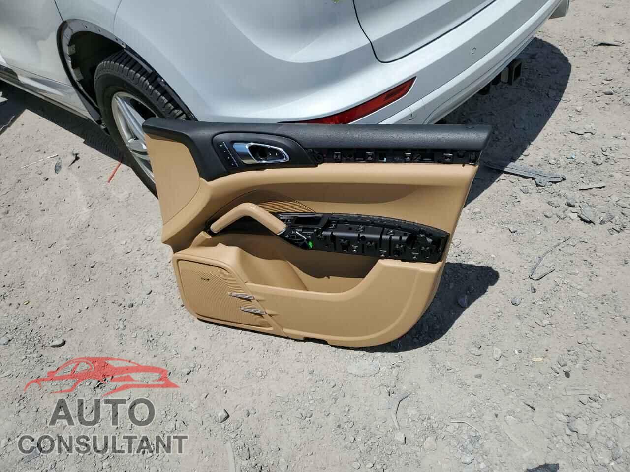 PORSCHE CAYENNE 2016 - WP1AA2A27GKA08767