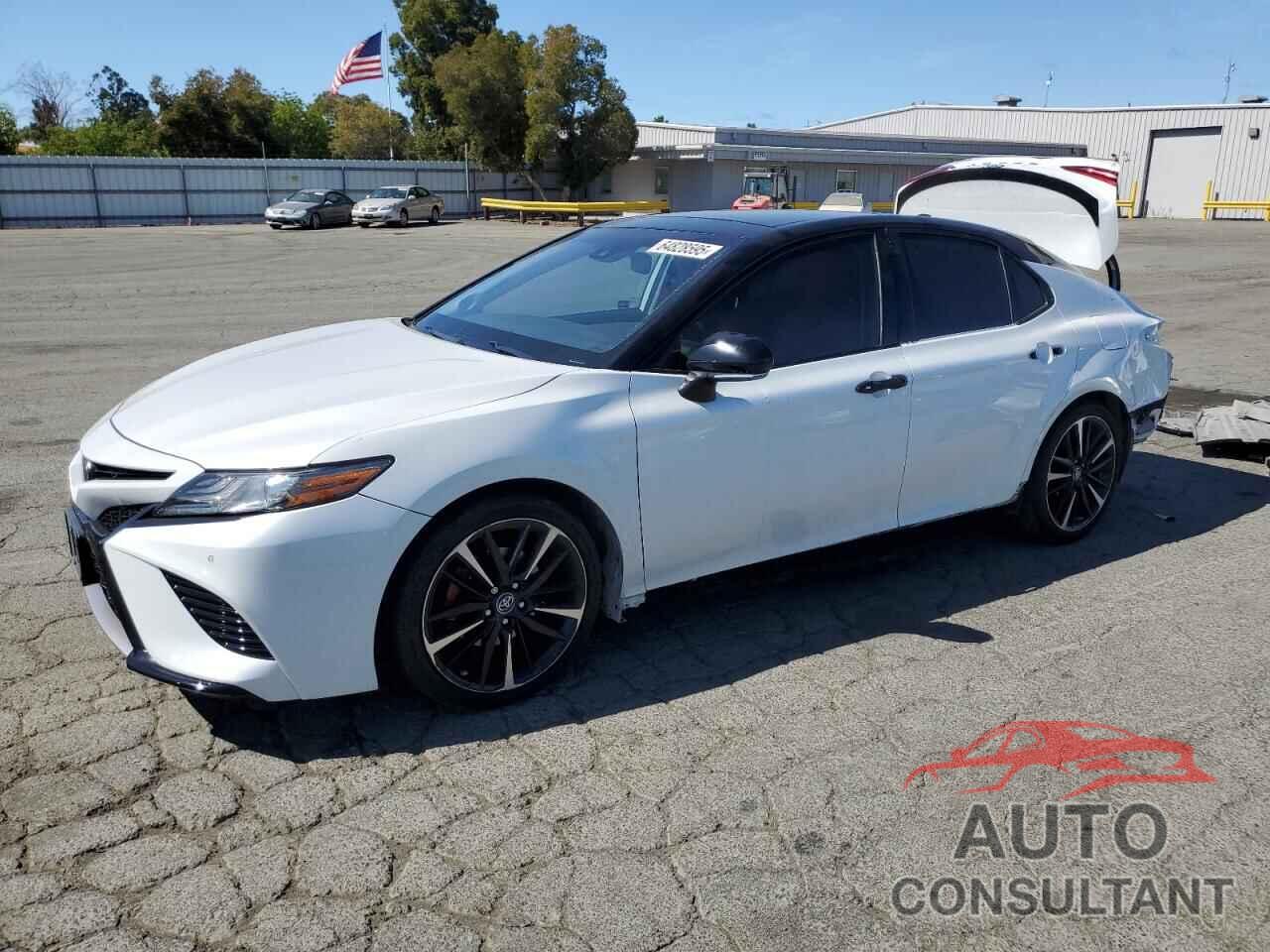 TOYOTA CAMRY 2018 - 4T1B61HK0JU142731