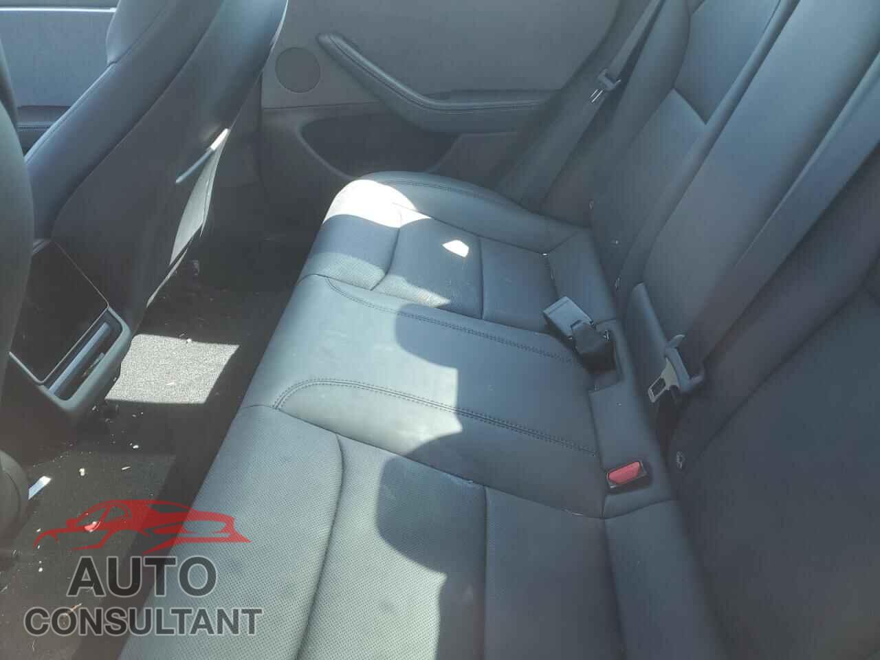 TESLA MODEL 3 2025 - 5YJ3E1EA7SF983379