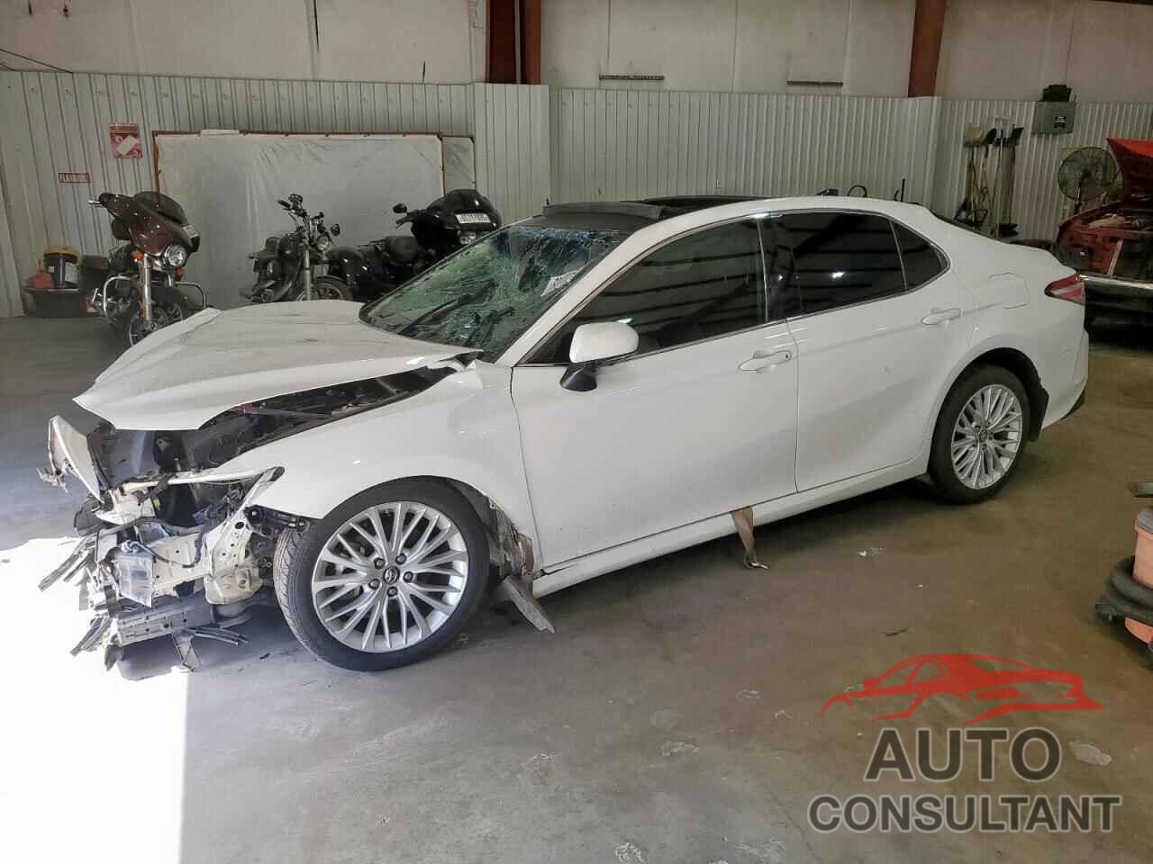 TOYOTA CAMRY 2018 - 4T1B11HK2JU090579