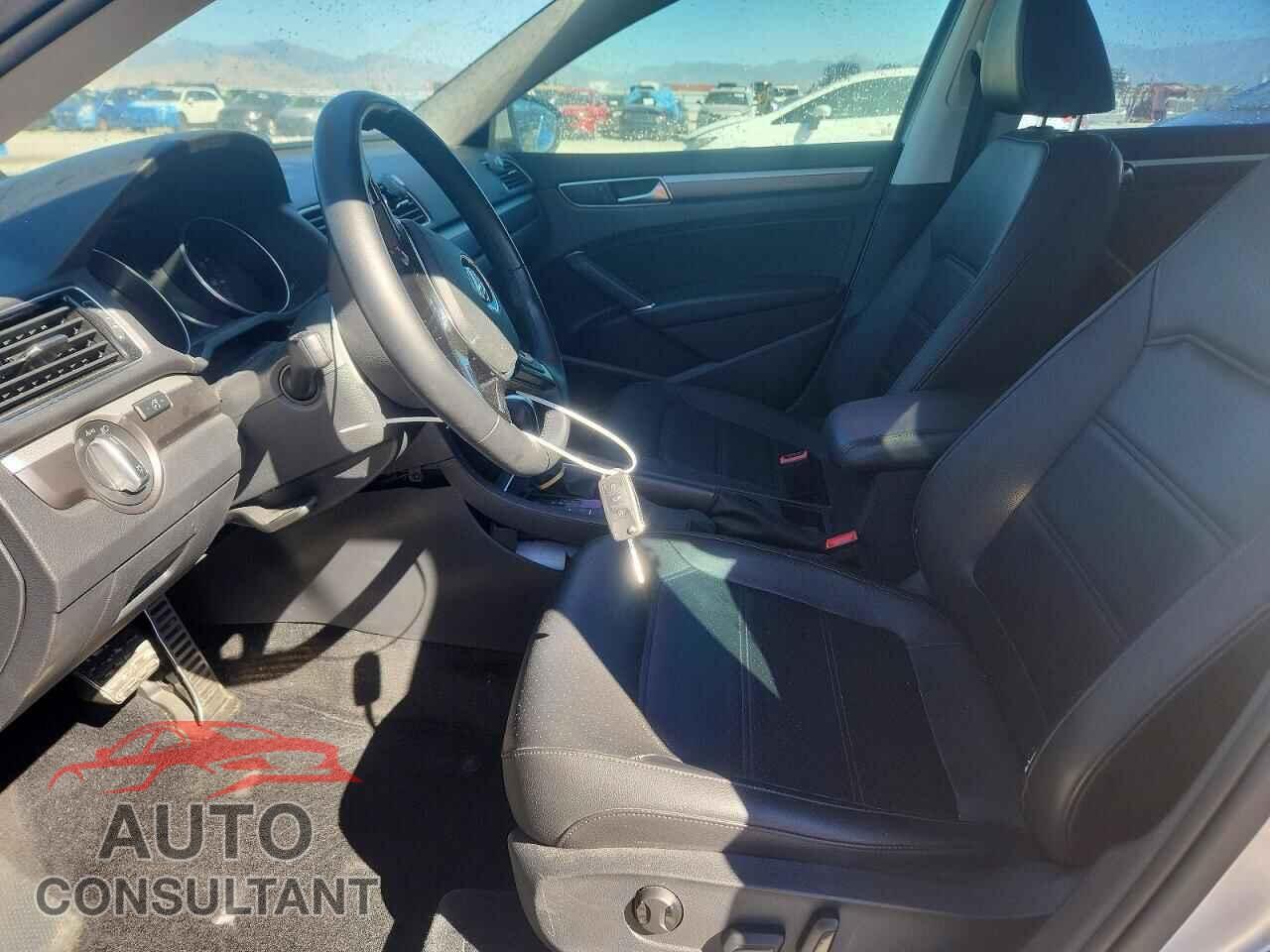 VOLKSWAGEN PASSAT 2018 - 1VWAA7A33JC044865