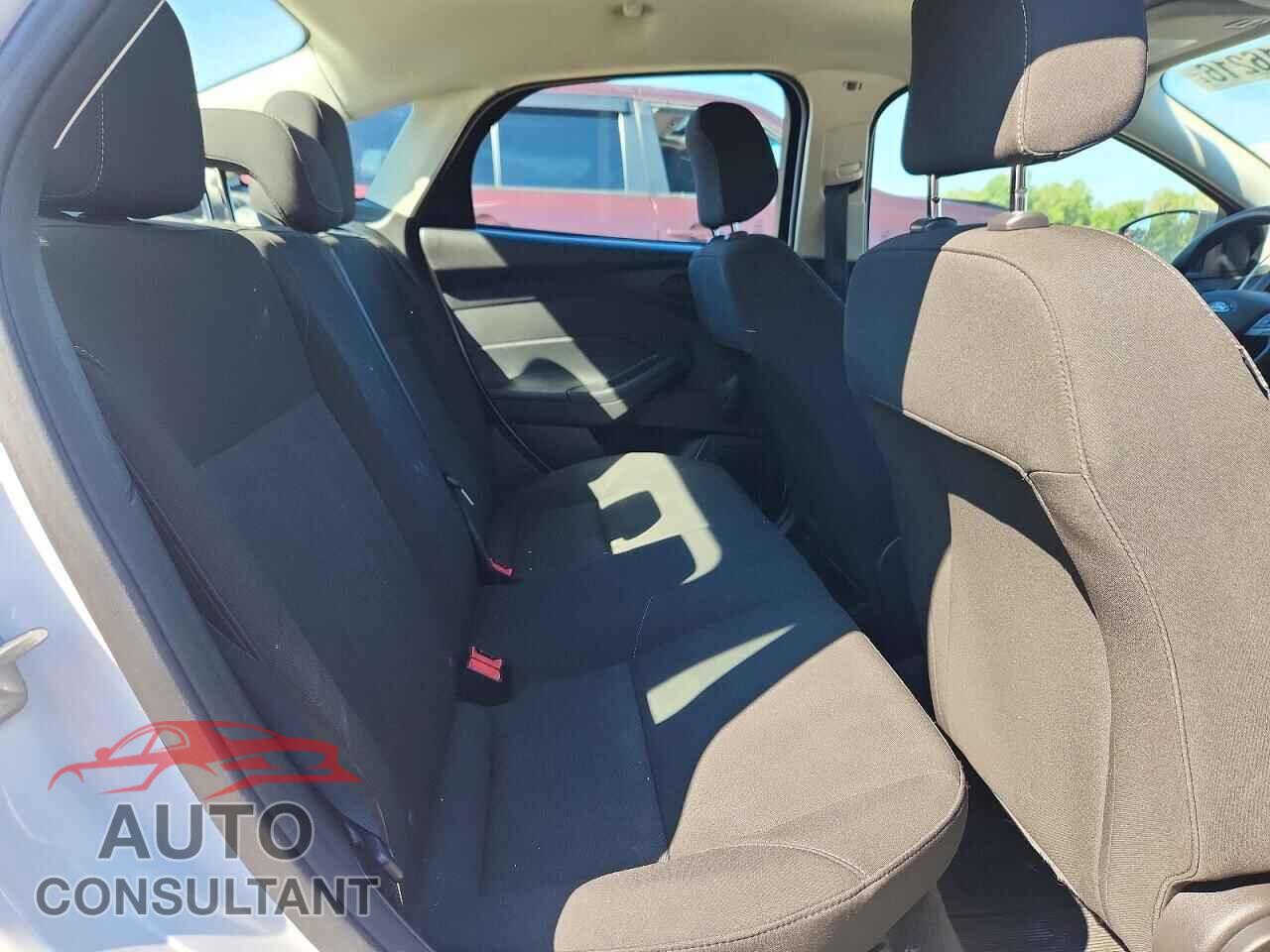 FORD FOCUS 2015 - 1FADP3E20FL309747