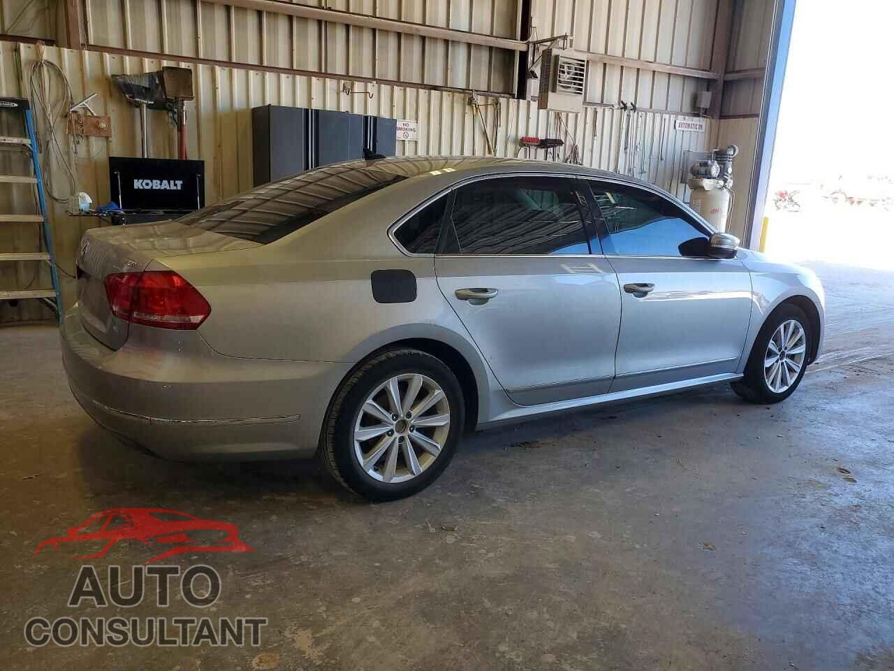 VOLKSWAGEN PASSAT 2013 - 1VWCH7A33DC004570