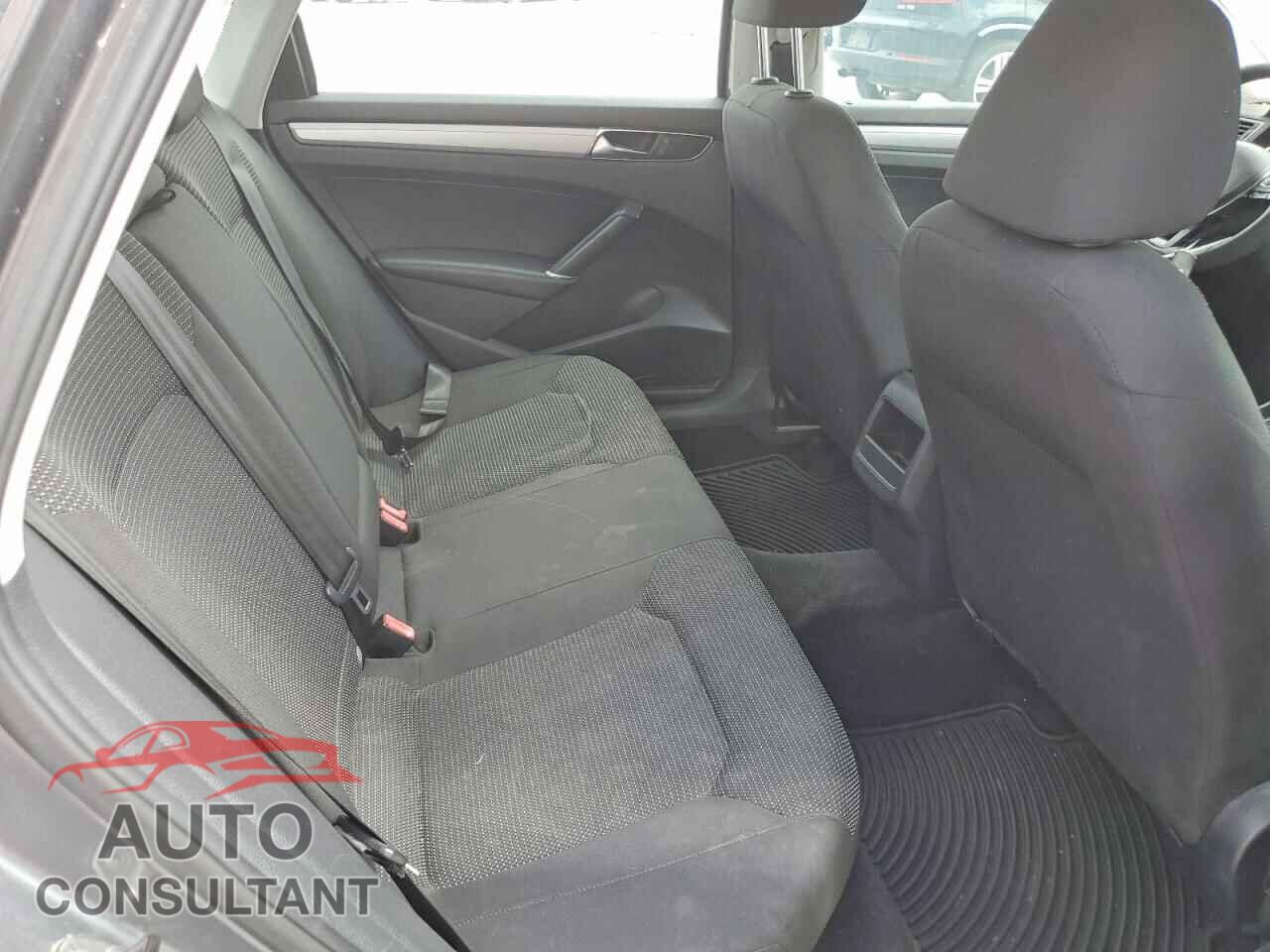 VOLKSWAGEN PASSAT 2017 - 1VWAT7A30HC016834