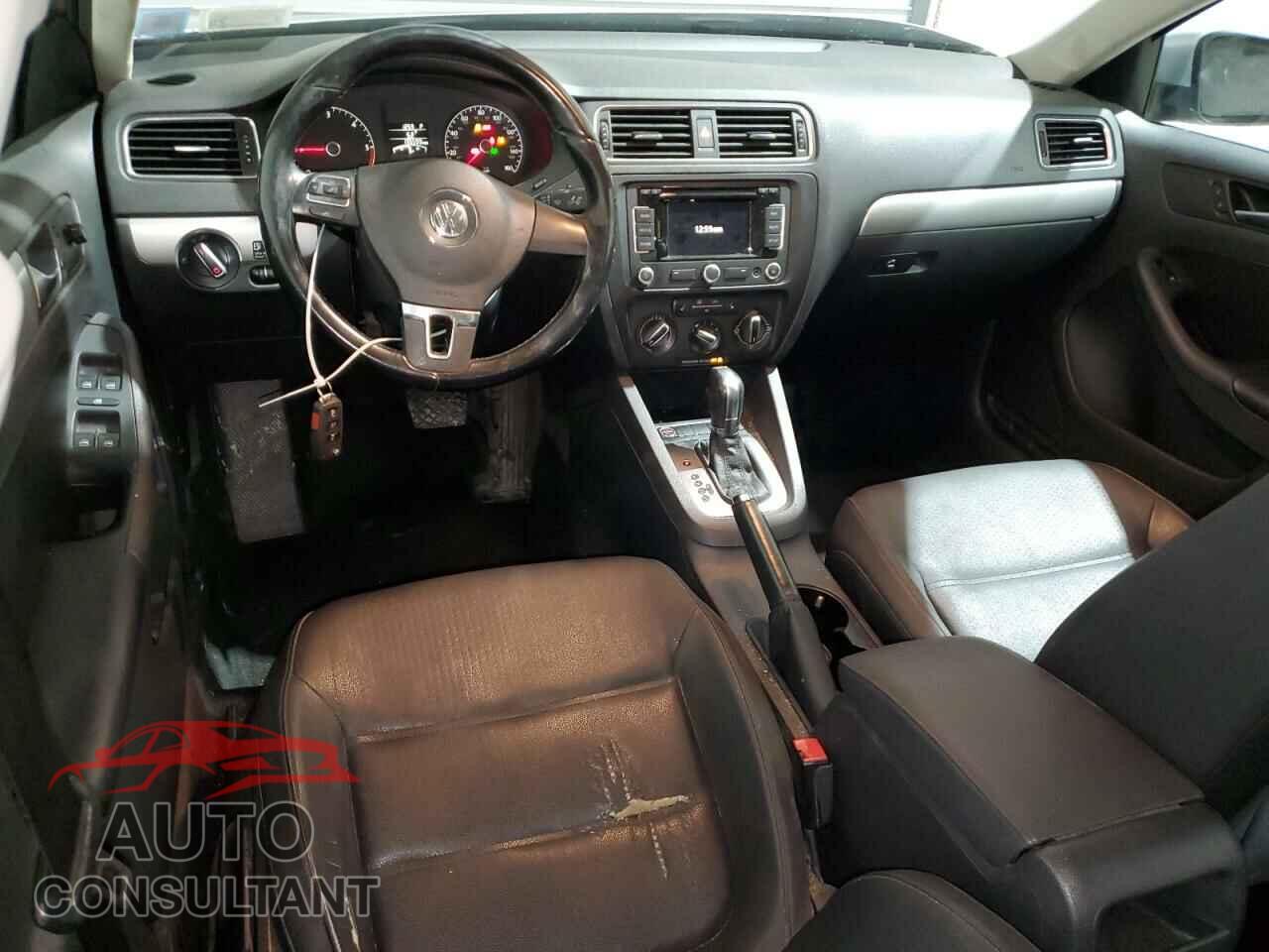 VOLKSWAGEN JETTA 2011 - 3VWLL7AJ4BM043385