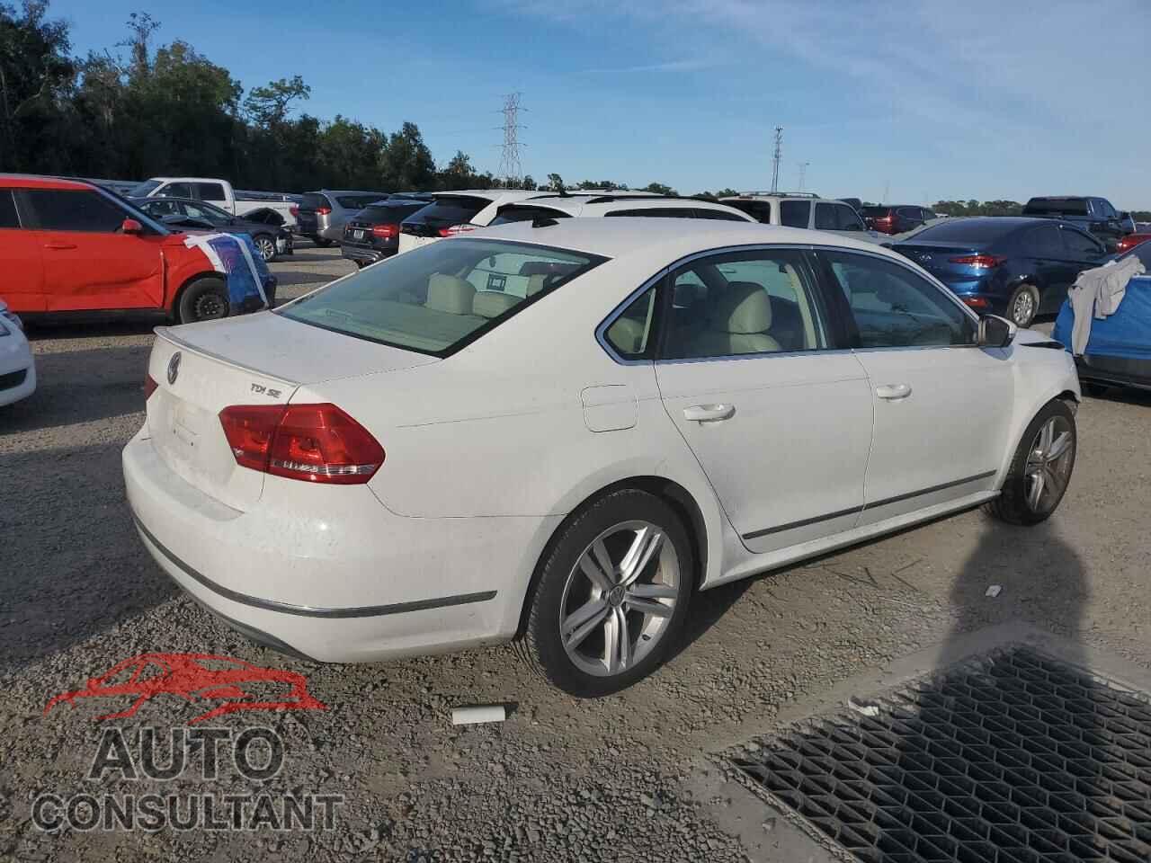 VOLKSWAGEN PASSAT 2013 - 1VWBN7A33DC132280