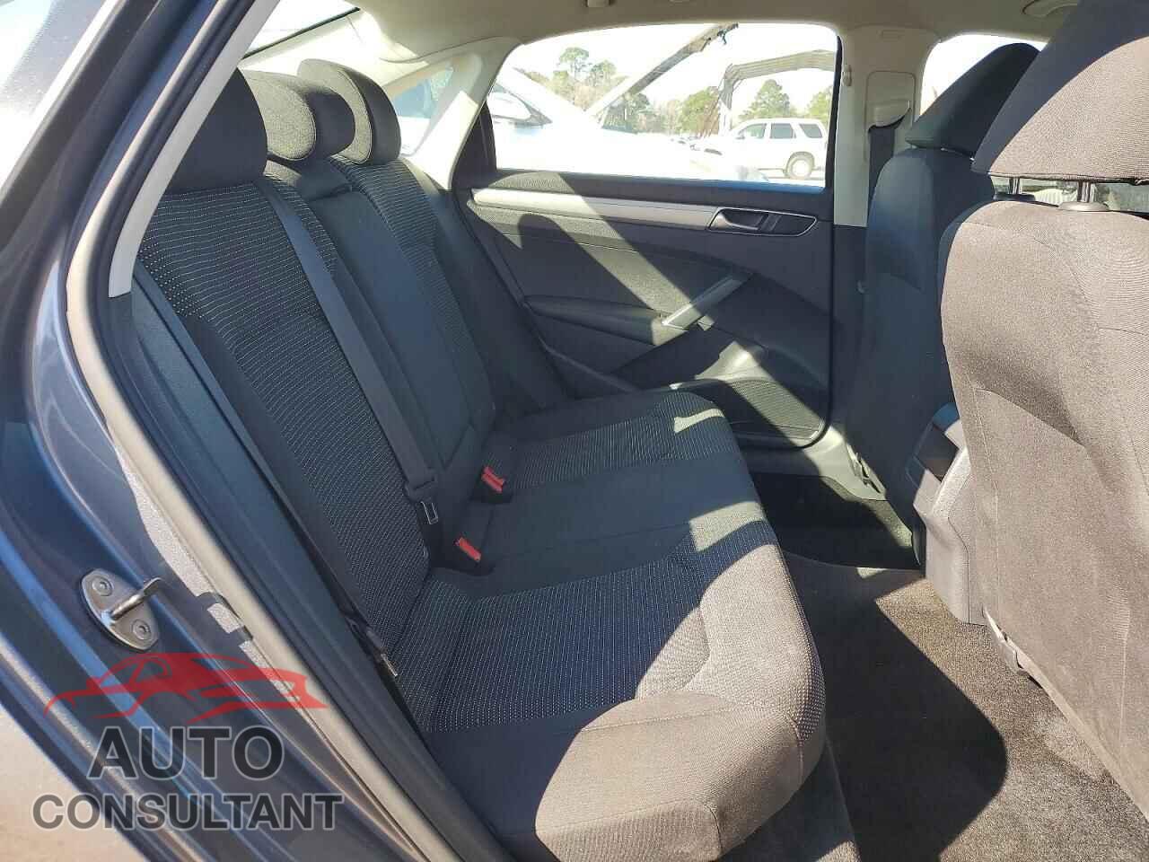 VOLKSWAGEN PASSAT 2017 - 1VWAT7A35HC021852