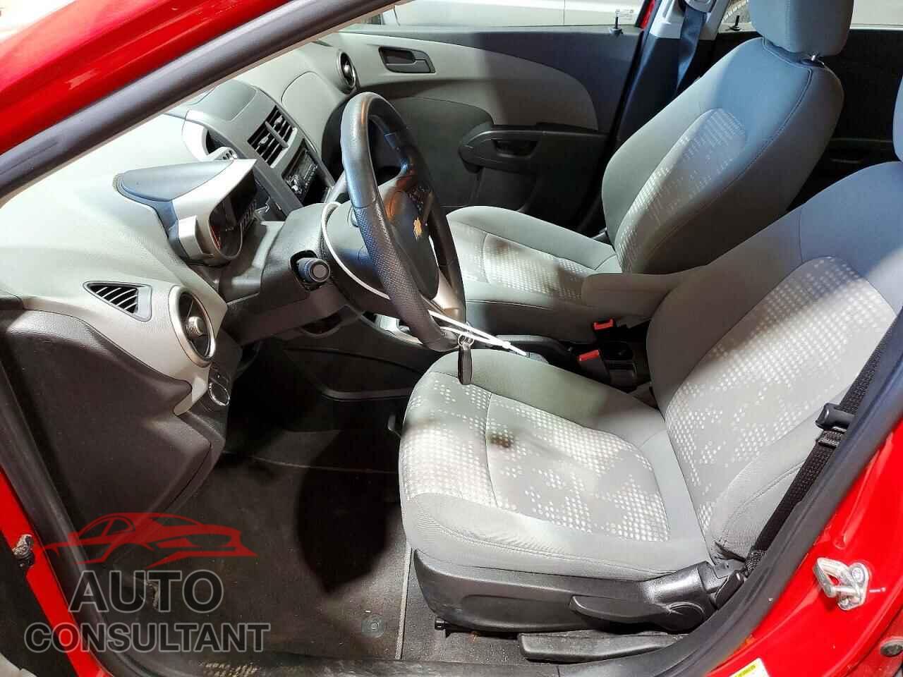 CHEVROLET SONIC 2016 - 1G1JB5SH1G4107777