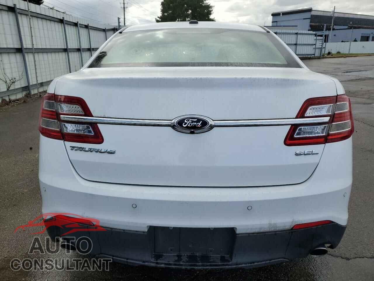 FORD TAURUS 2018 - 1FAHP2E80JG134997