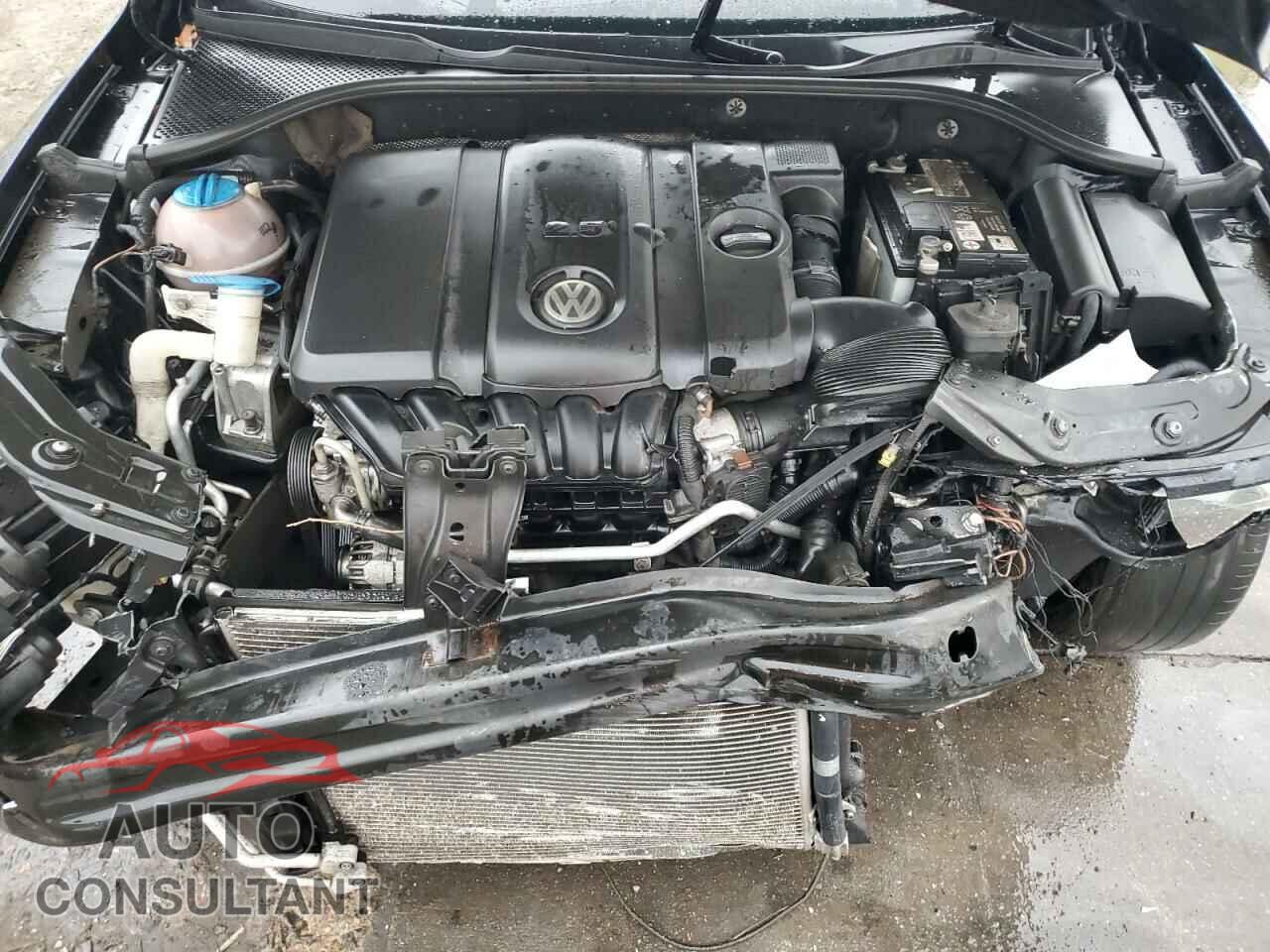 VOLKSWAGEN PASSAT 2013 - 1VWBP7A32DC010018