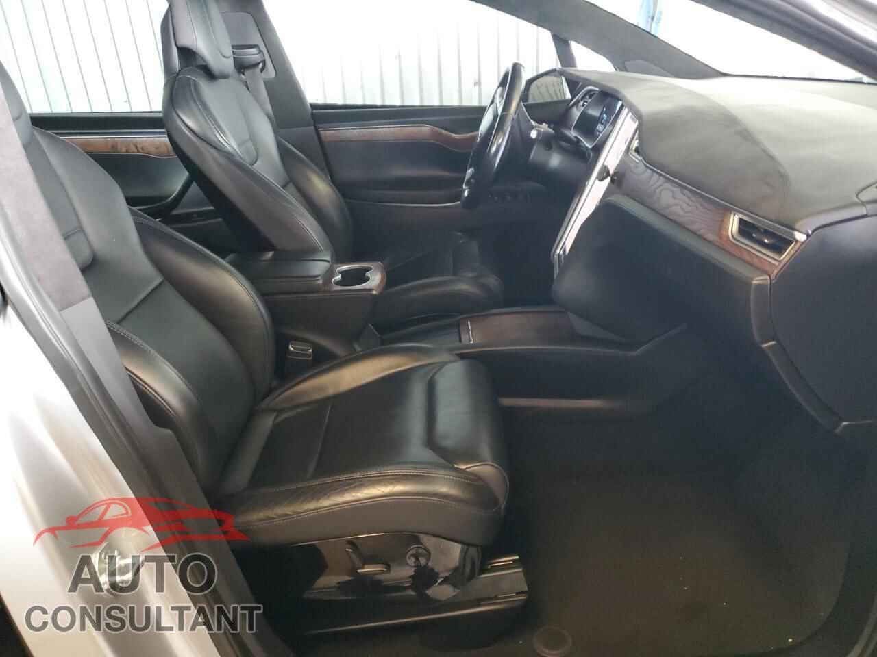 TESLA MODEL X 2017 - 5YJXCBE24HF044611