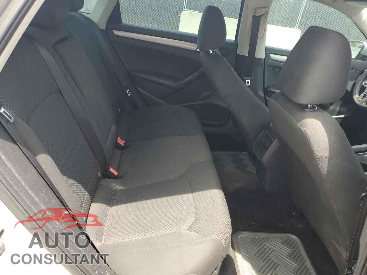 VOLKSWAGEN PASSAT 2013 - 1VWAH7A35DC147799