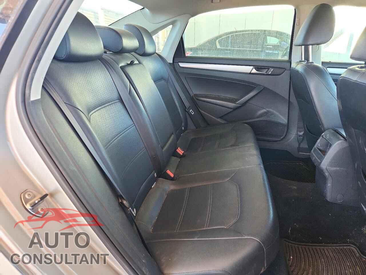 VOLKSWAGEN PASSAT 2014 - 1VWAT7A32EC043044