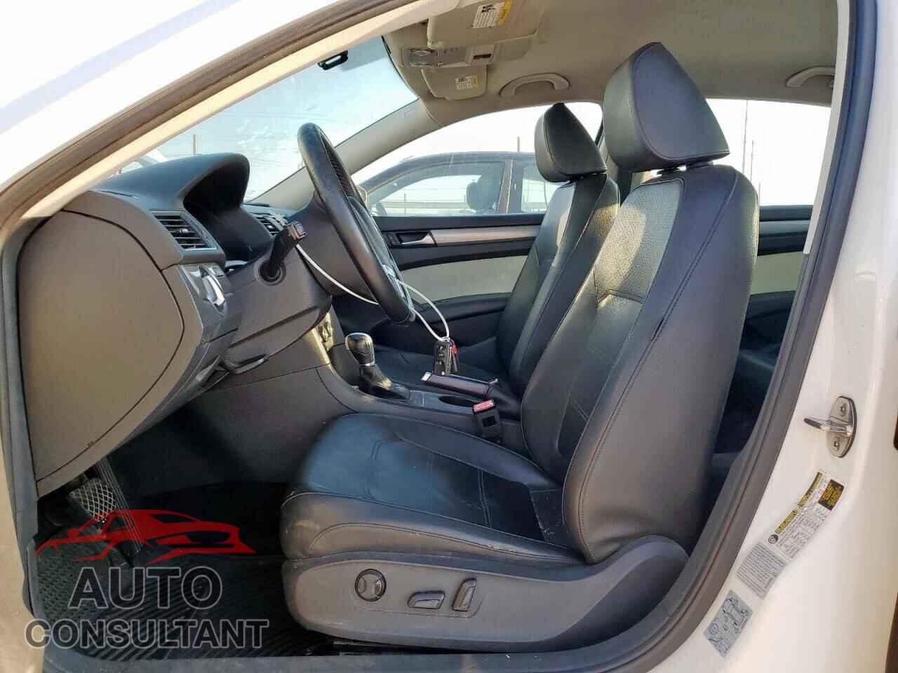 VOLKSWAGEN PASSAT 2015 - 1VWAT7A35FC048465