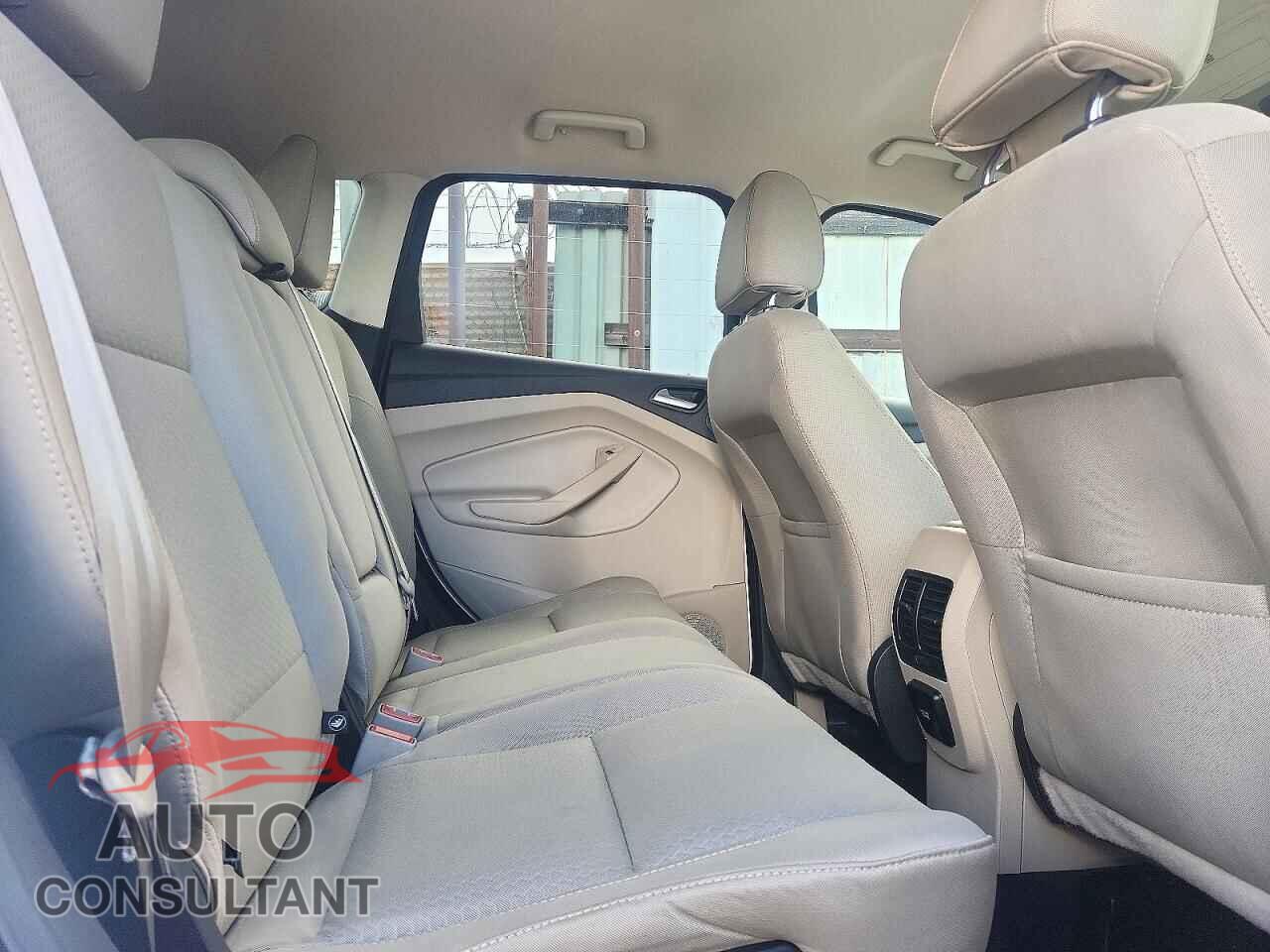 FORD ESCAPE 2017 - 1FMCU0GD4HUE56237