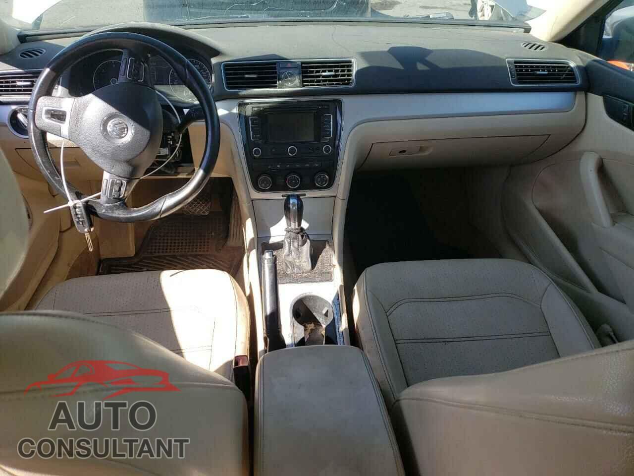 VOLKSWAGEN PASSAT 2013 - 1VWBN7A38DC075042
