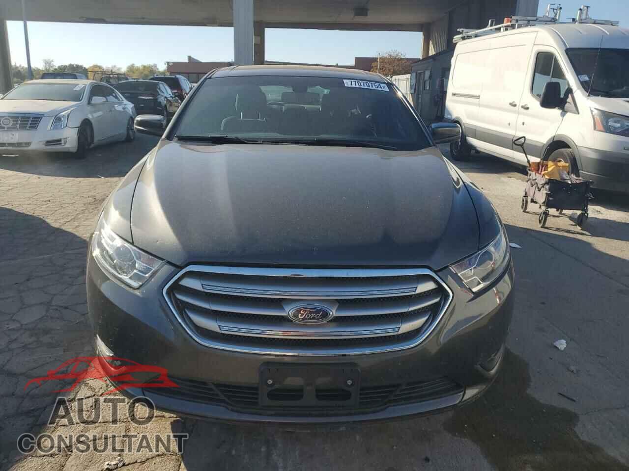 FORD TAURUS 2017 - 1FAHP2E82HG125583
