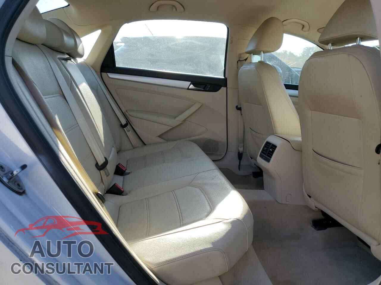 VOLKSWAGEN PASSAT 2013 - 1VWBH7A38DC051203