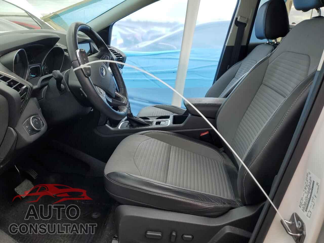 FORD ESCAPE 2017 - 1FMCU9J92HUD41399