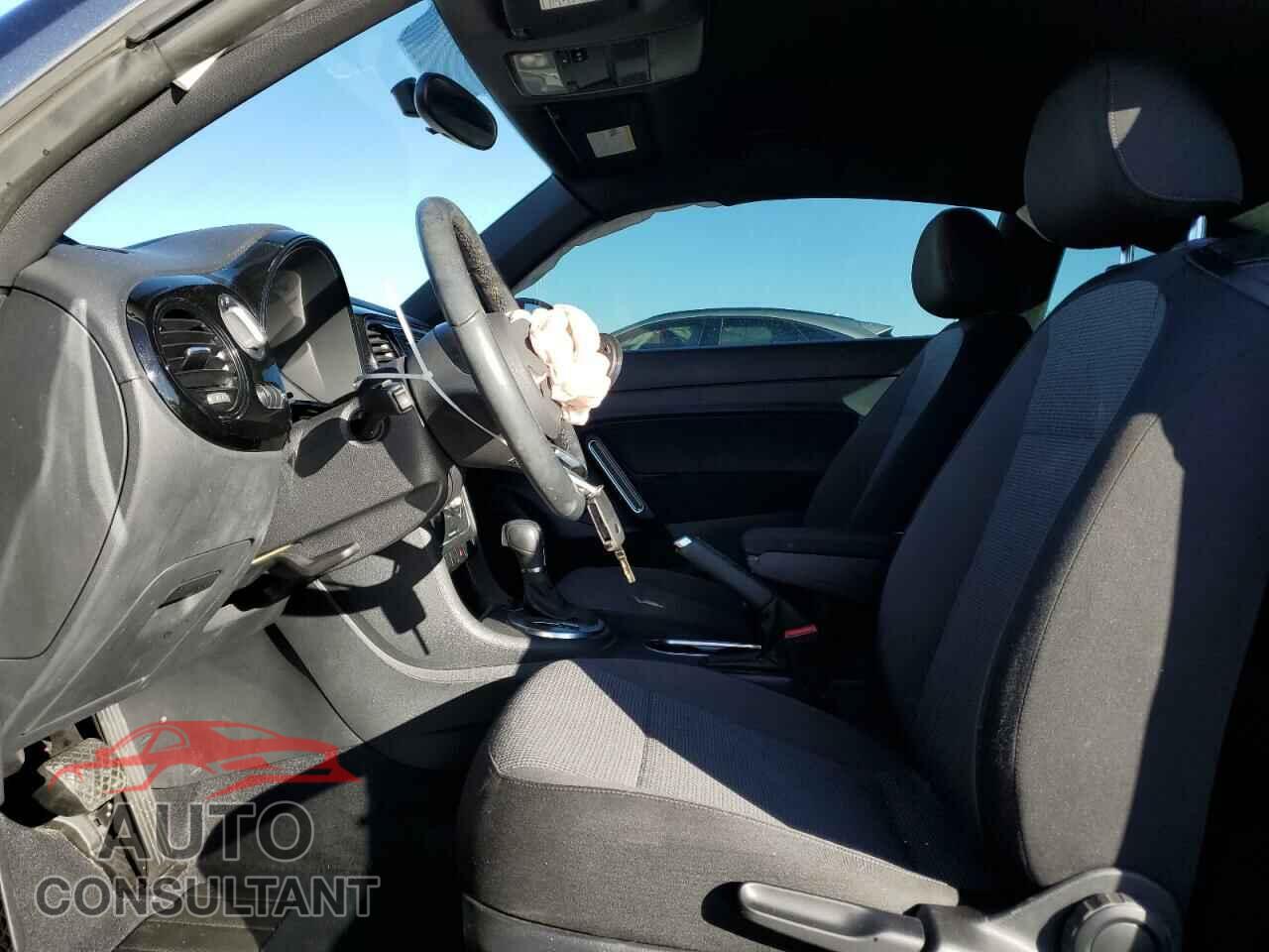 VOLKSWAGEN BEETLE 2019 - 3VWFD7AT2KM710921