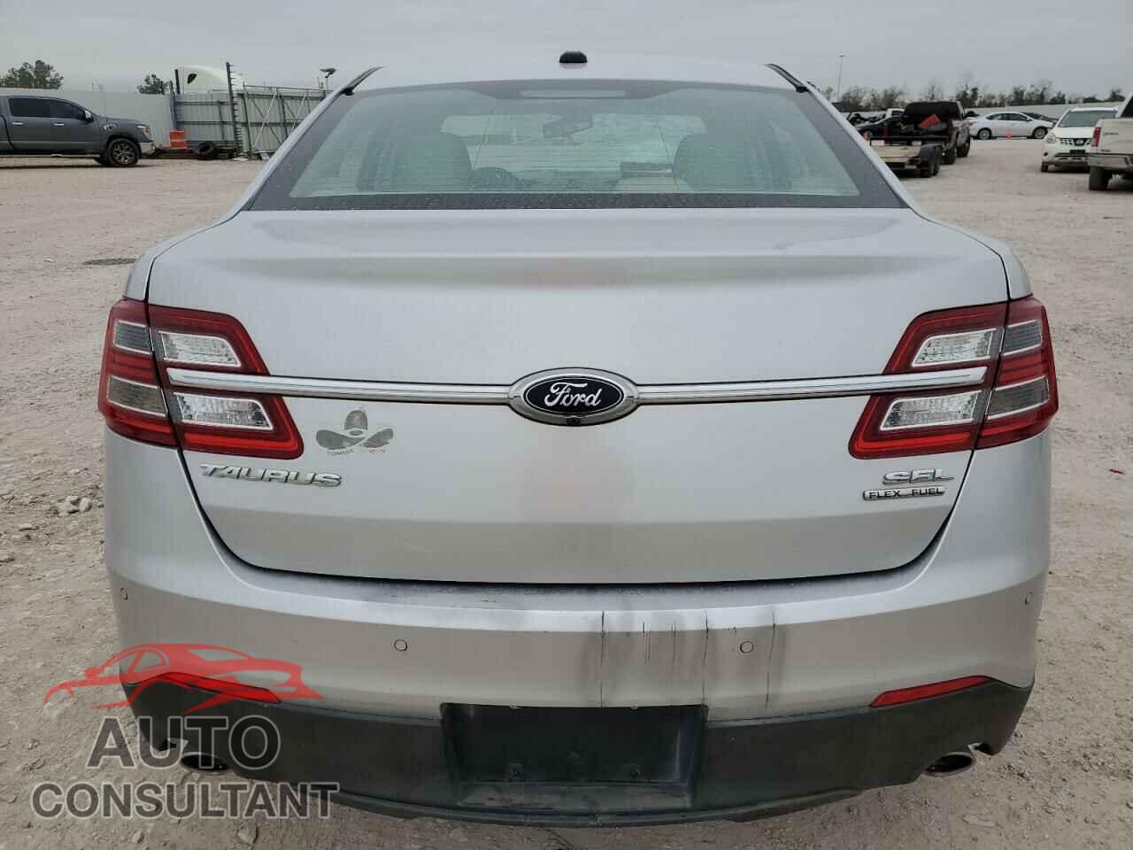 FORD TAURUS 2018 - 1FAHP2E82JG124004